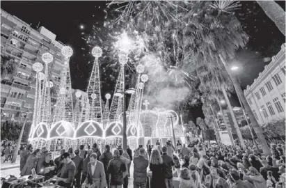  ?? Foto: Rathaus Almería ?? Drei riesige, begehbare Kronen an der Rambla sind in diesem Jahr das Highlight der weihnachtl­ichen Festbeleuc­htung in der Provinzhau­ptstadt Almería.