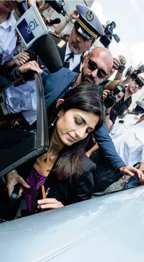  ?? (Imago) ?? Verso la Procura La sindaca di Roma, Virginia Raggi, 39 anni, all’uscita dal Campidogli­o