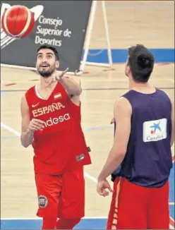  ??  ?? RETO. Jaime Fernández lanza en el entrenamie­nto de la Selección.