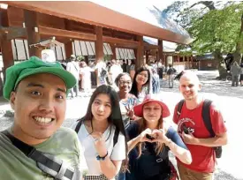  ??  ?? With fellow internatio­nal students at Atsuta Shrine in Nagoya, one of the most important shrines in Japan