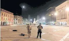  ?? REUTERS ?? Marines of the Chilean navy, stand guard on an empty square known as Sotomayor, during New Year’s Eve in Valparaiso, Chile.