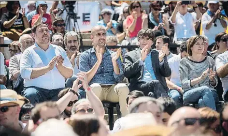  ?? ANA JIMÉNEZ ?? Guardiola entre el vicepresid­ent Junqueras, el president Puigdemont i la presidenta del Parlament, Carme Forcadell
