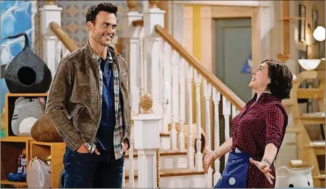  ?? FOX ?? Mayim Bialik (right) and Cheyenne Jackson in the newsitcom“CallMe Kat.”