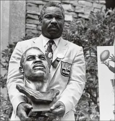  ?? AP 1983 ?? Bobby Mitchell, with his Pro Football Hall of Fame bust, joined the Redskins in 1962 as they became the last NFL team to integrate. He led the league in receiving yards in 1962-63 and was a three-time All-NFL selection.