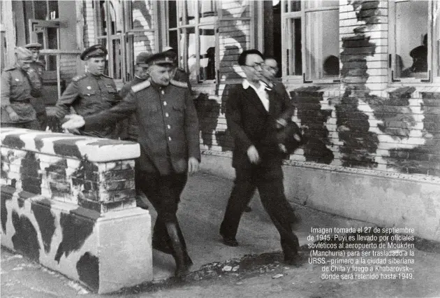  ?? GETTY ?? Imagen tomada el 27 de septiembre de 1945. Puyi es llevado por oficiales soviéticos al aeropuerto de Moukden (Manchuria) para ser trasladado a la URSS –primero a la ciudad siberiana de Chita y luego a Khabarovsk–, donde será retenido hasta 1949.