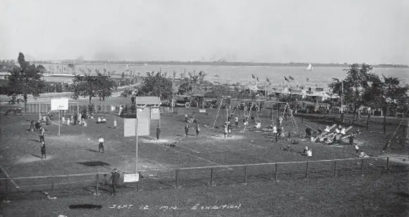  ?? CITY OF TORONTO ARCHIVES PHOTOS ?? The model playground at the Canadian National Exhibition in September 1914 proved a hit with Toronto’s children and was an early victory for the Toronto Playground Associatio­n.