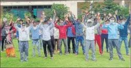  ?? HT PHOTO ?? Migrants protesting outside the Zirakpur municipal council office on Wednesday.