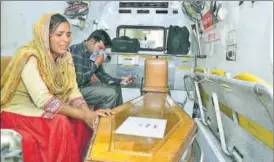  ?? SAMEER SEHGAL/HT ?? Seema (left) with the coffin, containing the remains of her husband Sonu, which was brought from Iraq along with those of 37 other Indians, at the internatio­nal airport in Amritsar on Monday.