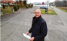  ?? Foto: Alexander Kaya ?? „Ich werde weiter kämpfen“: Ludwig Botzenhard­t in der Schlossstr­aße im Neu Ulmer Stadtteil Reutti. Im Hintergrun­d steht die Mehrzweckh­alle.