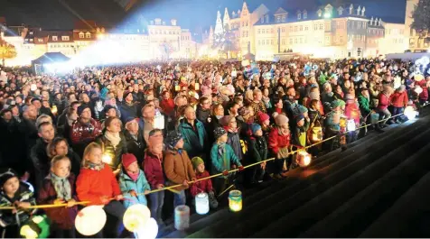  ?? MARCO SCHMIDT/ ARCHIV (2) ?? Tausende Erfurter und Gäste der Stadt werden am Donnerstag bei Einbruch der Dunkelheit auf den Domplatz erwartet, um nach zwei Jahren gemeinsam Martini zu feiern.