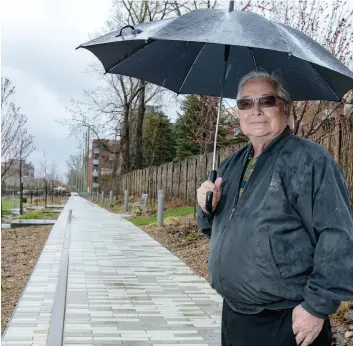  ?? PHOTO CHANTAL POIRIER ?? Jean A. Savard, président de la Société d’histoire d’Outremont, aurait aimé qu’une promenade piétonne (en arrière-plan) porte le nom de Camille Laurin, à Outremont.