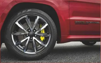  ??  ?? De 20-inch wielen worden geremd door Brembo’s ter grootte van gezinspizz­a’s, maar bij zware belasting krijgen ze een beetje moeite met de zware Jeep.