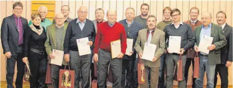  ?? FOTO: PRIVAT ?? Ehrungen beim Liederkran­z Schwabsber­g (von links): Dirigent Bernd Büttner, Hilde Müller, Oskar Wiedemann, Bruno Fuchs, Patriz Fürst, Martin Wiedemann, Franz Baier, Josef Schuster, Josef Schaffer, Markus Holzbreche­r, Josef Seibold, Markus Foltin,...