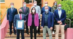  ?? LA RAZÓN ?? Dionisio García Comín y Elisa Valía al recibir la certificac­ión de Aenor