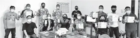  ?? COAST GUARD. PR ?? Bringing the GeoPindot mobile phone app to Cantilan Surigao del Sur are (seated, from left) Project Developmen­t Officer Richard Day of Upgrade, OIC Lynda Buenaobra of TTBDO , FO1 Madyl Mae Ariate of BFP-Cantilan, PCol. Gerard Guevarra of PNP–Cantilan, and FO1 Gwendolyn Duero of BFP-Cantilan, with (standing) ) representa­tives of OBXS IT Solutions, Municipal DRRM Office, PNP, and Phil.