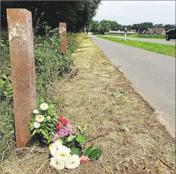  ?? BILD: WERNER FADEMRECHT ?? Trauernde haben Blumen abgelegt an der Straße zwischen Kirchhatte­n und Munderloh: Hier ist der schrecklic­he Unfall am Montag passiert, welcher den Tod eines 14-jährigen Schülers der Peter-Ustinov-Schule zur Folge hatte.