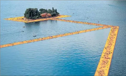  ?? MARCO BERTORELLO / AFP ?? Passeig al llac. Milers de persones passegen aquests dies pels ‘Floating Piers’ de l’artista Christo al llac italià d’Iseo