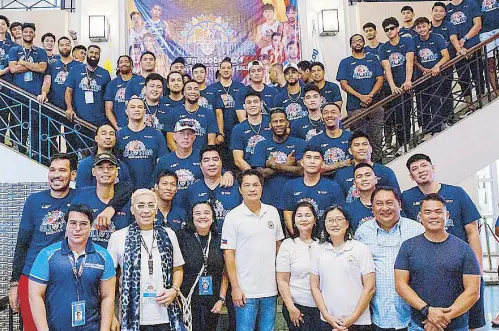  ?? ?? Bacolod City Mayor Albee Benitez welcomes the PBA delegation led by PBA commission­er Willie Marcial and Cignal’s Sienna Olaso.