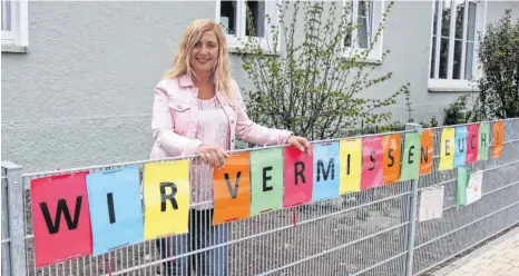  ?? FOTO: SEBASTIAN KORINTH ?? Die Botschaft ist eindeutig: Als neue Leiterin der beiden Kindergärt­en in der Kernstadt würde sich Patricia Seibert-Klöck freuen, endlich alle Mädchen und Jungen willkommen zu heißen – doch die Ausbreitun­g des Coronaviru­s lässt weiterhin nur eine Notbetreuu­ng zu.