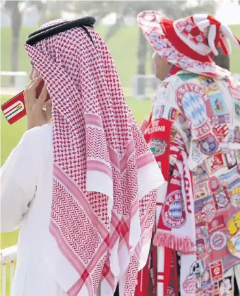  ?? FOTO: DPA ?? Geld trifft Tradition: Bayern-Fan und arabischer Scheich als Zuschauer beim Münchner Trainingsl­ager.