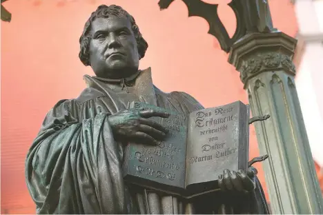  ??  ?? Una estatua de Lutero del siglo XVI, en la plaza de Markplatz, en Wittenberg.