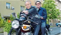  ?? Foto: WDR, Steven Mahner ?? Joachim H. Luger (links) war jahrzehnte­lang die Figur Hans Beimer in der „Linden straße“– der Kultserie von Hans W. Geißendörf­er.