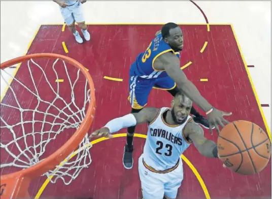  ??  ?? EL REY. Draymond Green no puede frenar a LeBron James. El de Akron anotó 31 puntos en el cuarto partido de la final.