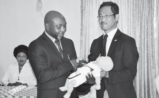  ?? Pic Abubakar
Yakubu ?? Chief Representa­tive of Japan Internatio­nal Cooperatio­n Agency (JICA), Mr Hirotaka Nakamura (right), presents one of the manikins donated by JICA for paediatric training to the Medical Director of Kubwa General Hospital, Dr AhmedDanfu­lani, in Abuja on...