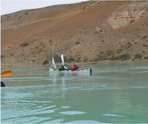  ??  ?? Quizás seamos los últimos en navegar el río antes de que su cauce se vea reducido por los embalses. Izquierda: navegación por el Santa Cruz. Abajo: al terminar esta etapa nos esperaba la estancia La Barrancosa (centro); el grupo en la travesía por el río; el puente de Cóndor Cliff, ya terminado, está después de la muralla de la represa y restos de cuero de oveja en la estancia Cóndor Cliff.