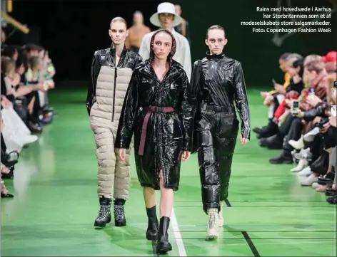  ??  ?? Rains med hovedsaede i Aarhus har Storbritan­nien som et af modeselska­bets store salgsmarke­der. Foto: Copenhagen Fashion Week