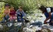  ??  ?? Avec Gaëlle (PNM) Baptiste, Melina et Luca ont découvert les trésors cachés de la rivière.