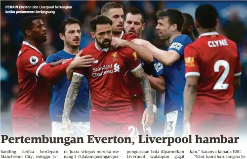  ??  ?? PEMAIN Everton dan Liverpool bertengkar ketika perlawanan berlangsun­g.