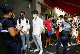  ?? (Photos Dylan Meiffret) ?? Les forces de l’ordre commencent à verbaliser les passants ne portant pas de masque.