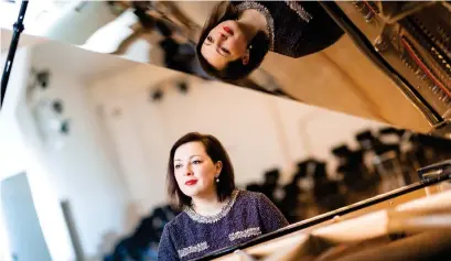  ?? FOTO: KARLIS DAMBRANS ?? Agnese Eglina är en flyhänt och temperamen­tsfull pianosolis­t i Tālivaldis Ķeniņš pianokonse­rt.