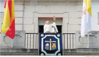  ?? ALBERTO DOMÍNGUEZ ?? El obispo José Vilaplana bendice a la ciudad desde el balcón del palacio episcopal.