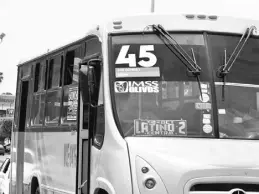  ??  ?? Ayer sábado algunas unidades del transporte público ya tenían su número, mientras que otras no. Alfonso Berber