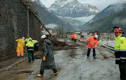  ??  ?? Lavoro continuo Dopo l’emergenza ora la riparazion­e capillare dei danni