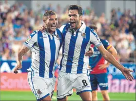  ?? FOTO: EFE ?? Mikel Merino (d), celebrando junto a Theo (i) un gol que valió para lograr 3 puntos