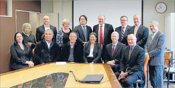  ?? Photo: ADRIAN EVANS ?? Allied fight: At the signing of the District Alliance Agreement are, back from left, Counties Health kuia Hilda Thompson, Primary Health and Community Services director Benedict Hefford, East Health Trust chief executive Loretta Hansen, National Hauora...