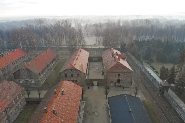  ?? PABLO GONZALEZ AGENCE FRANC-PRESSE ?? Une photo aérienne prise le 15 décembre 2019 à Oświęcim, en Pologne, montre une vue des bâtiments d’Auschwitz I, qui faisait partie de l’ancien camp d’exterminat­ion nazi allemand d’AuschwitzB­irkenau. Le site a été transformé en musée et site commémorat­if.