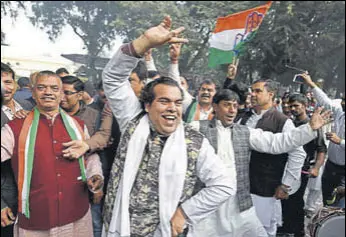  ?? SANCHIT KHANNA/HT PHOTO ?? Congress supporters celebrate their party’s performanc­e in five assembly elections in New Delhi on Tuesday.