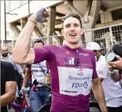  ?? (Photos AFP) ?? Alors que Romain Bardet a dû quitter la course, Arnaud Démare remportait un peu plus tard sa troisième victoire sur la course italienne.