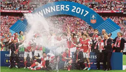  ?? REUTERS PIC ?? Arsenal celebrate after winning the FA Cup by beating Chelsea 2-1 on Saturday.