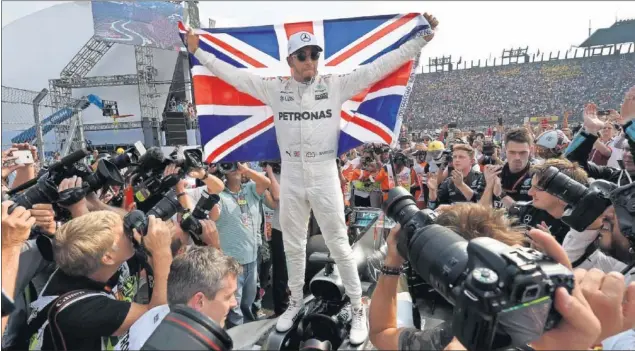  ??  ?? CUARTA CORONA. Lewis Hamilton ya es tetracampe­ón del mundo de Fórmula 1 tras el título logrado en México. Acabó noveno la carrera y ese resultado le bastó.