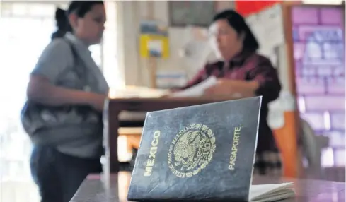  ?? FOTO: EL DEBATE ?? > Persona realizando el trámite de pasaporte en el estado de Sinaloa.