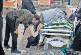  ?? AFP ?? Iranians mourn over the body of a victim of the quake in Sarpole Zahab in Kermanshah province.