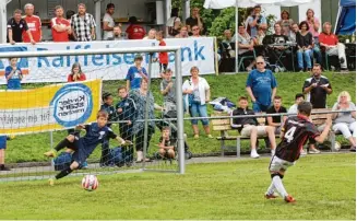  ?? Fotos: Dieter Jehle ?? Magnetwirk­ung auf Zuschauer und Spitzenver­eine strahlt das Juniorenfu­ßball Turnier des SV Neuburg aus. Unsere Fotos entstanden im vergangene­n Jahr bei den Begegnunge­n Eintracht Frankfurt gegen Red Bull Salz burg (links) und FC Augsburg gegen Borussia...