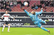  ?? FOTO: JAN HUEBNER/IMAGO IMAGES ?? Bei seinem ersten Bundesliga­tor lässt Stuttgarts Hiroki Ito (links) Mainz-Torhüter Robin Zentner keine Chance.