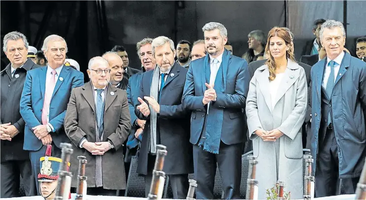  ??  ?? Aniversari­o. Mauricio Macri encabeza ayer en Tucumán el acto por el Día de la Independen­cia, junto a su esposa, a parte del Gabinete y al gobernador peronista Juan Manzur.