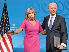  ?? –AFP ?? Joe Biden (ici avec sa femme, Jill) entrera en fonctions le 20 janvier.